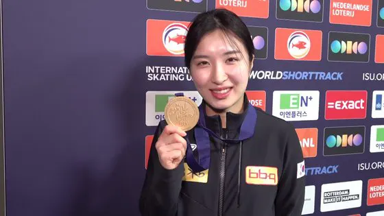 김길리, 쇼트트랙 1500m 세계선수권 대회에서 금메달의 영광을 안다